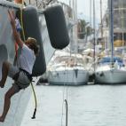 Trabajo durante los meses de verano en Ibiza limpiando yates de lujo en una nave. Un día me caí dentro de un tambucho y me escostillé literalmente, aún me duele. Hay muy buen rollo entre todos y lo paso bien. El otro día nos fuimos de cena ...