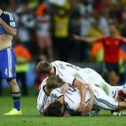 5c8b7228360000ba1a6d19e8