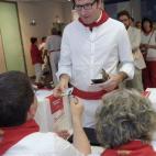 El diputado navarro y miembro de la ejecutiva federal del PSOE Juan Moscoso, en el momento de votar en la sede de los socialistas en Pamplona