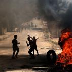 J&oacute;venes y ni&ntilde;os palestinos, en la protesta de Yen&iacute;n.