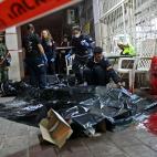 Los servicios de emergencia cubre el cuerpo de uno de los asesinados en Bnei Brak, Israel.