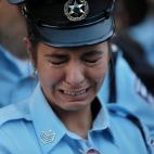 Una agente de polic&iacute;a llora por un compa&ntilde;ero muerto en Bnei Brak, durante su entierro en Nazaret.