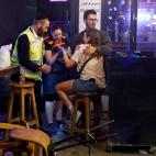 Servicios de emergencia tratan a los supervivientes del atentado de Tel Aviv.