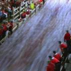 Los corredores de los sanfermines entran en la plaza el pasado martes.