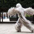 Una modelo presenta una creación del diseñador francés Charlie Le Mindu de la colección otoño/invierno 2014-15 durante la Semana de la Alta Costura de París (Francia).