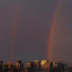 Arco iris gemelos relucen al atardecer sobre los rascacielos de Tokio tras el paso del tifón Neoguri.