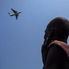 Un avión de la Cruz Roja reparte desde el aire suministros de emergencia en Leer, Sudán. Cerca de 40 toneladas de raciones de emergencia y ayuda humanitaria, suficientes para 1.100 familias, han sido distribuidas por vuelos de la Cruz Roja, ...
