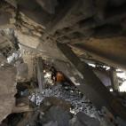 Un joven palestino camina entre los escombros de una casa destruida por un misil israelí al norte de Gaza.