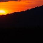 El sol se pone tras las montañas de Erikslund, en el condado de Medelpad, a 450 kilómetros al norte de Estocolmo.