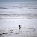 Un hombre pesca en el río Amarillo tras las inundaciones en Pinglu, provincia de Shanxi (China).