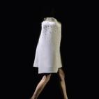 Una modelo presenta una creación de Dice Kayek durante la semana de la alta costura para la temporada otoño-invierno de 2014/2015 celebrada esta semana en París.