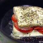 El queso y el tomate tienen la clave para elaborar un menú atlético. El blanco del uno y el rojo del otro harán que cualquier plato pueda ser colchonero. Esta receta incluye también orégano que le aporta el tono del césped de San Siro. Mir...