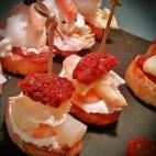 ¿Cómo darle el toque blanco a un pincho sin que haya queso? ¡Con espárragos y mahonesa! Este pincho cuenta además con colores extra: el salmón de las gambas. Aunque bien mirado, es un marisco colchonero pero algo descolorido por el agua. M...