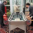 Echando una partida al futbolín en la sede de Netflix