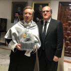 Mostrando orgullo de hermano