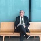 Tomando notas en un pasillo