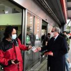 Repartiendo propaganda en Entrevías.