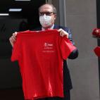 Con las camisetas de su campaña