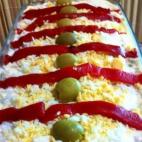 Nunca unos pimientos habían sido tan efectivos. Es la ensaladilla clásica pero de la zona del Calderón. Mira aquí cómo preparar este plato.
