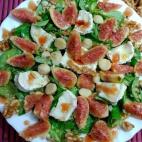 Esta vez el rojo no lo pone el tomate, sino el interior de los higos. ¿Quieres preparar esta receta? Aquí tienes el paso a paso.