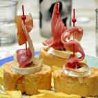 Otra vez queso, aunque esta vez con jamón serrano... No es tan rojo como el tomate pero cumple la función. Aquí puedes ver cómo preparar el plato.