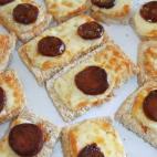 En cuestión de embutidos el más atlético es el chorizo, sin duda. Unas tostas con queso serán un pincho colchonero perfecto. Los no amantes de los lácteos pueden eliminarlo y utilizar la miga de pan para darle el toque blanco al plato.