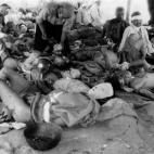 Heridos atendidos en un hospital de campaña junto al río Otagawa.