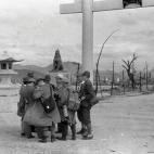 Equipos de técnicos supervivientes a la tragedia, revisando los daños.