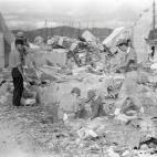 Equipos de técnicos supervivientes a la tragedia, revisando los daños.