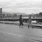 Equipos de técnicos supervivientes a la tragedia, revisando los daños.