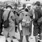 Equipos de técnicos supervivientes a la tragedia, revisando los daños.