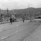 Equipos de técnicos supervivientes a la tragedia, revisando los daños.