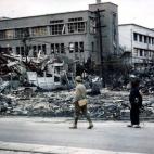 Equipos de técnicos supervivientes a la tragedia, revisando los daños.