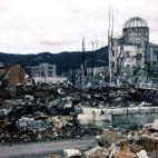 Equipos de técnicos supervivientes a la tragedia, revisando los daños.