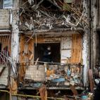 Un hombre inspecciona el da&ntilde;o a un edificio despu&eacute;s de un ataque. (AP Photo/Emilio Morenatti)