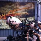 La influencia de las fábulas de Julio Verne es clara en el diseño de Las Máquinas de la Isla pero, para resaltarla, las paredes de los talleres están cubiertas de ilustraciones de las obras del escritor, como este Nautillus.