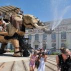 Un elefante barrita y echa agua por la trompa para abrirse paso entre la multitud. Se mueve por toda la Isla de Nantes transportando viajeros por los antiguos astilleros. El billete cuesta 5,50 euros y los menores de cuatro años no pagan, pero ...