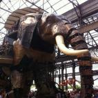 Hasta 50 personas pueden montar en el elefante durante el trayecto de media hora que dura la aracción. Un guía informa durante el recorrido sobre estos animales y sobre la creación de La Machine.