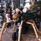 Este bicho gigante transporta cuatro pasajeros por los talleres. Ellos mueven las patas, la cabeza y las mandíbulas, y dos maquinistas expertos la conducen. La Machine espera incluir varias hormigas en el Árbol de las Garzas.
