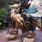 La Garza de 8 de metros de envergadura es capaz de transportar hasta cuatro personas atravesando el techo de la galería de exposición.