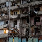Un bombero inspecciona el da&ntilde;o a un edificio despu&eacute;s de un ataque. (AP Photo/Emilio Morenatti)