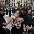 5c8a41e3260000e104fe1be4