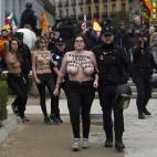 5c8a41e4230000040122dca3