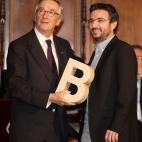 BARCELONA, SPAIN - FEBRUARY 13: Jordi Evole (R) receives 'City of Barcelona Award' at the Town Hall on February 13, 2012 in Barcelona, Spain. (Photo by Europa Press/Europa Press via Getty Images)