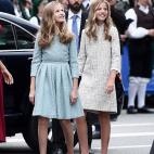 Leonor y Sofía, llegando al teatro.