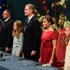 Los Reyes, Leonor y Sof&iacute;a, presidiendo la mesa de los Premios.