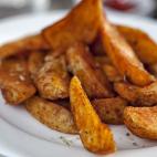 Las patatas bravas son patatas fritas con una salsa de tomate picante. Son como las mejores patatas hechas en casa que jamás hayas probado.