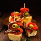 Porque un pincho puede ser un pequeño desayuno, un almuerzo o una cena a última hora del día. De los churros en las calles a las tapas en un bar, hay un snack para cada momento y cada paladar. En la foto, una clásica Gilda, un pincho que en ...