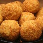 Listas para un bocado, empanadas y fritas, las croquetas pueden llevar jamón, patata, bacalao, queso... Es típico pedirlas al ir de tapas y, lleven el relleno que lleven, son un plato de ensueño, en nuestra opinión.