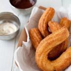 Los churros son una pasta alargada y frita que puede comerse con chocolate. Es como si fuera un dónut delgadito, pero mejor. Y los puedes comer para desayunar, de postre o como snack.